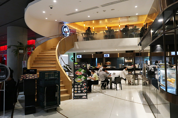 店はフードコートから2階に上がっていく