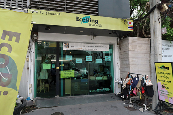 スクムビット・ソイ49の店は1~3階まであり、女性の靴、かばん、アクセサリー、腕時計などを販売中