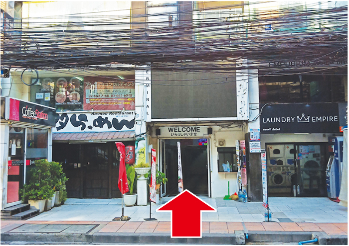 知多らーめんの横の入り口を入っていくと奥に階段がある