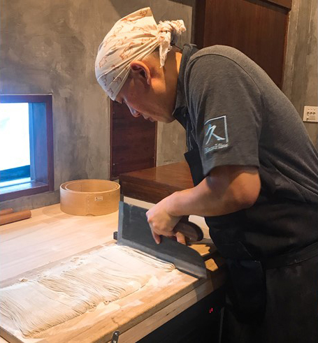 日本人オーナーシェフがみずから手打ちする