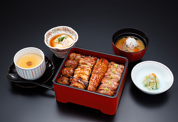 ランチセットの焼鳥重は420バーツ