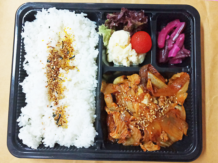 豚キムチ弁当も100バーツ!