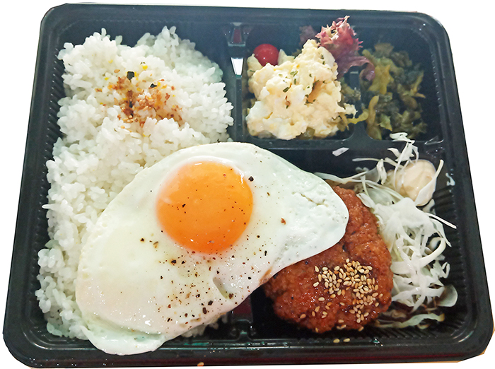 目玉焼き付きのつくね弁当も100バーツ!
