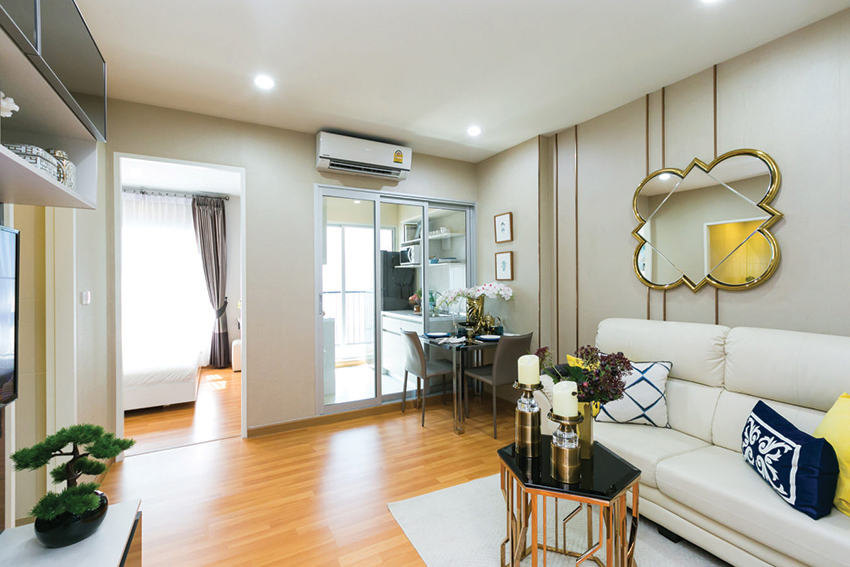 The President Sukhumvit-Samutprakan の部屋は手前のリビング、左奥のベッドルーム、右奥のキッチンに分かれていて、単身者、夫婦向けにはとっても快適