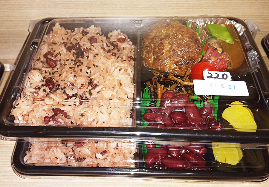 お赤飯弁当220バーツ